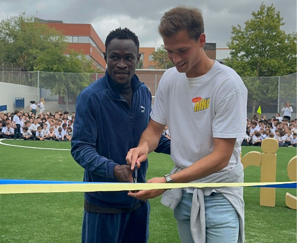 Los jugadores del Getafe Djené y Latasa inauguran el campo de fútbol en el Colegio Aristos